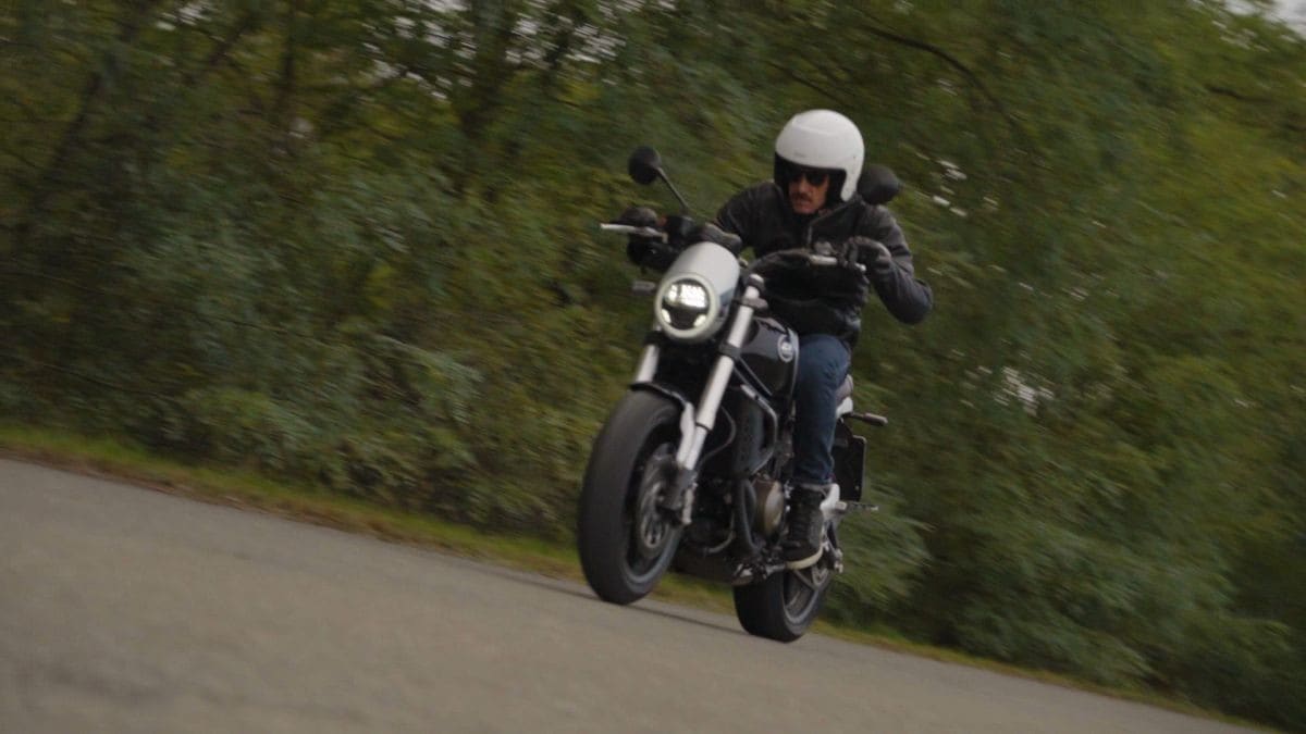 QJ MOTOR SRV 550: Media a sorpresa